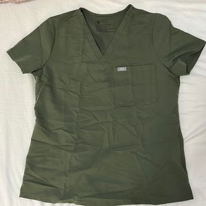 FIGS women’s Catarina one pocket scrub top in size small